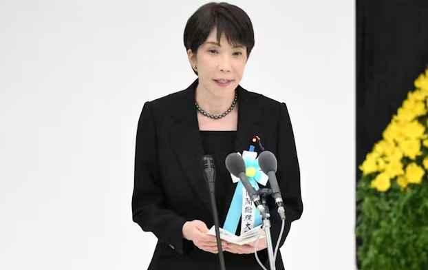 高市早苗在投降日玩起文字游戏，一个“让”字暴露了真实野心。2026年8月15