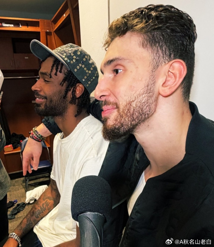 NBA常规赛，火箭134-102大胜鹈鹕。据记者晒照，申京赛后在更衣室搂着伊森接