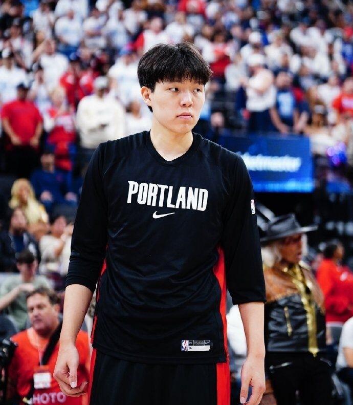 斯普利特不要高中锋，杨瀚森坐冷板凳不是人不行，是打法不认人。队伍跑得比风还快，