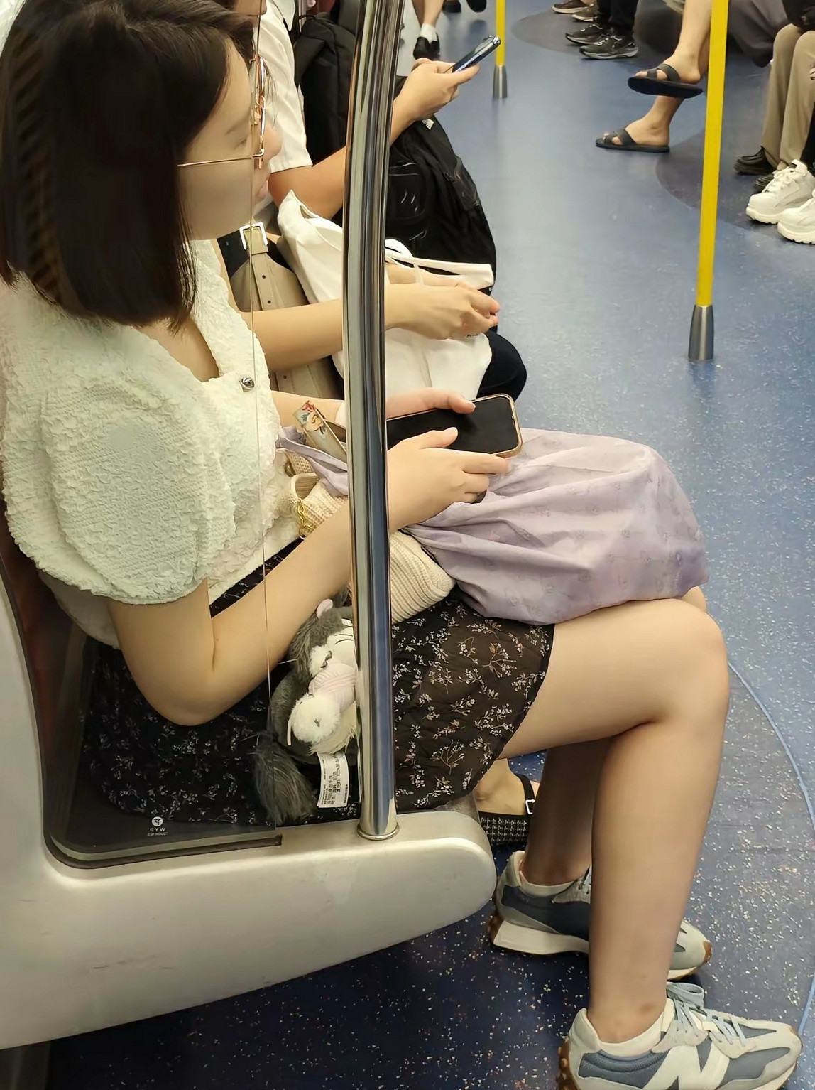 女生在西铁上睡了，旁边放了个毛绒玩具