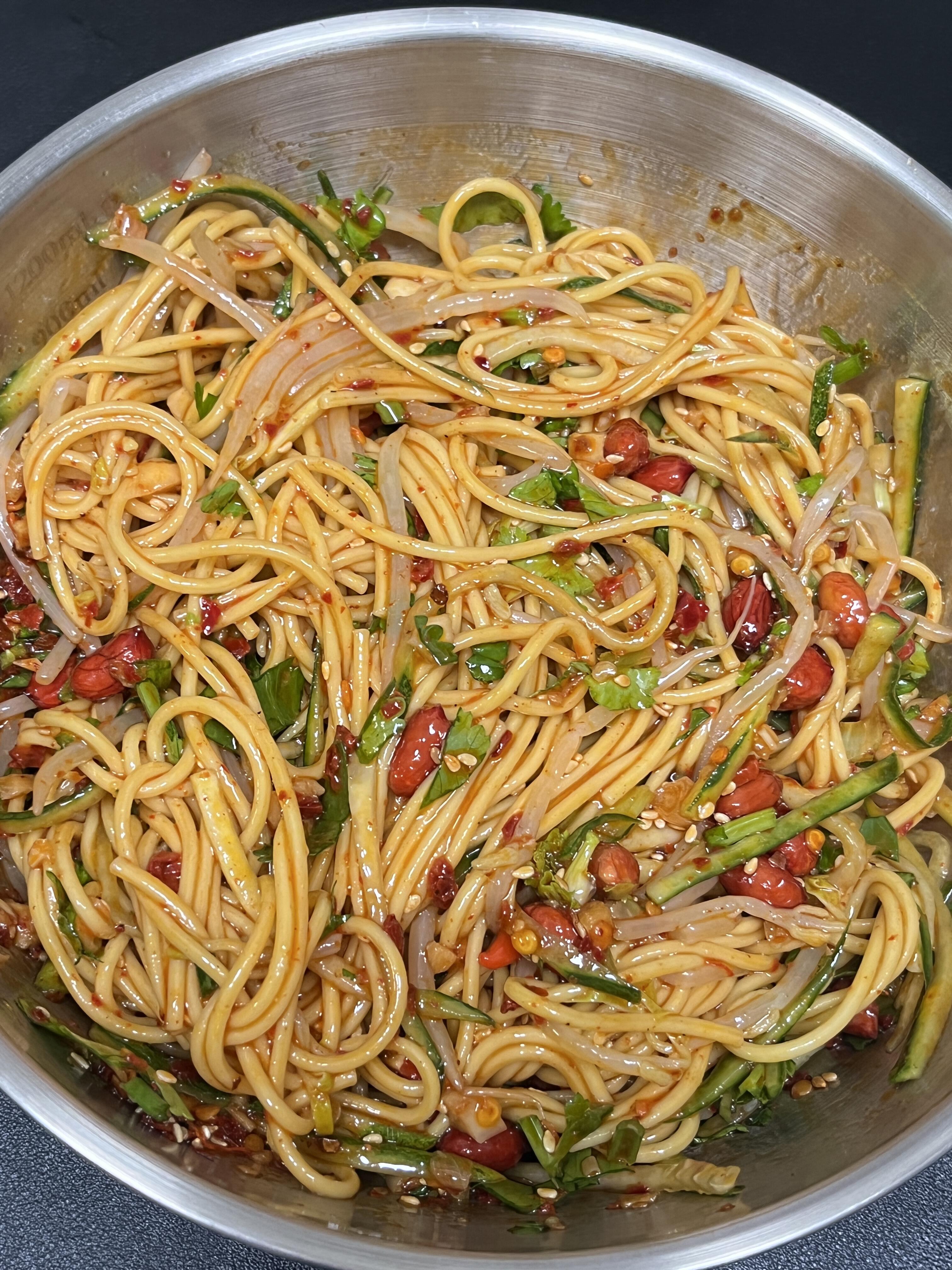 川味糖醋麻辣凉面，酸甜过瘾，夏天吃巨开胃家人们谁懂啊！川味糖醋麻辣凉面，真的永