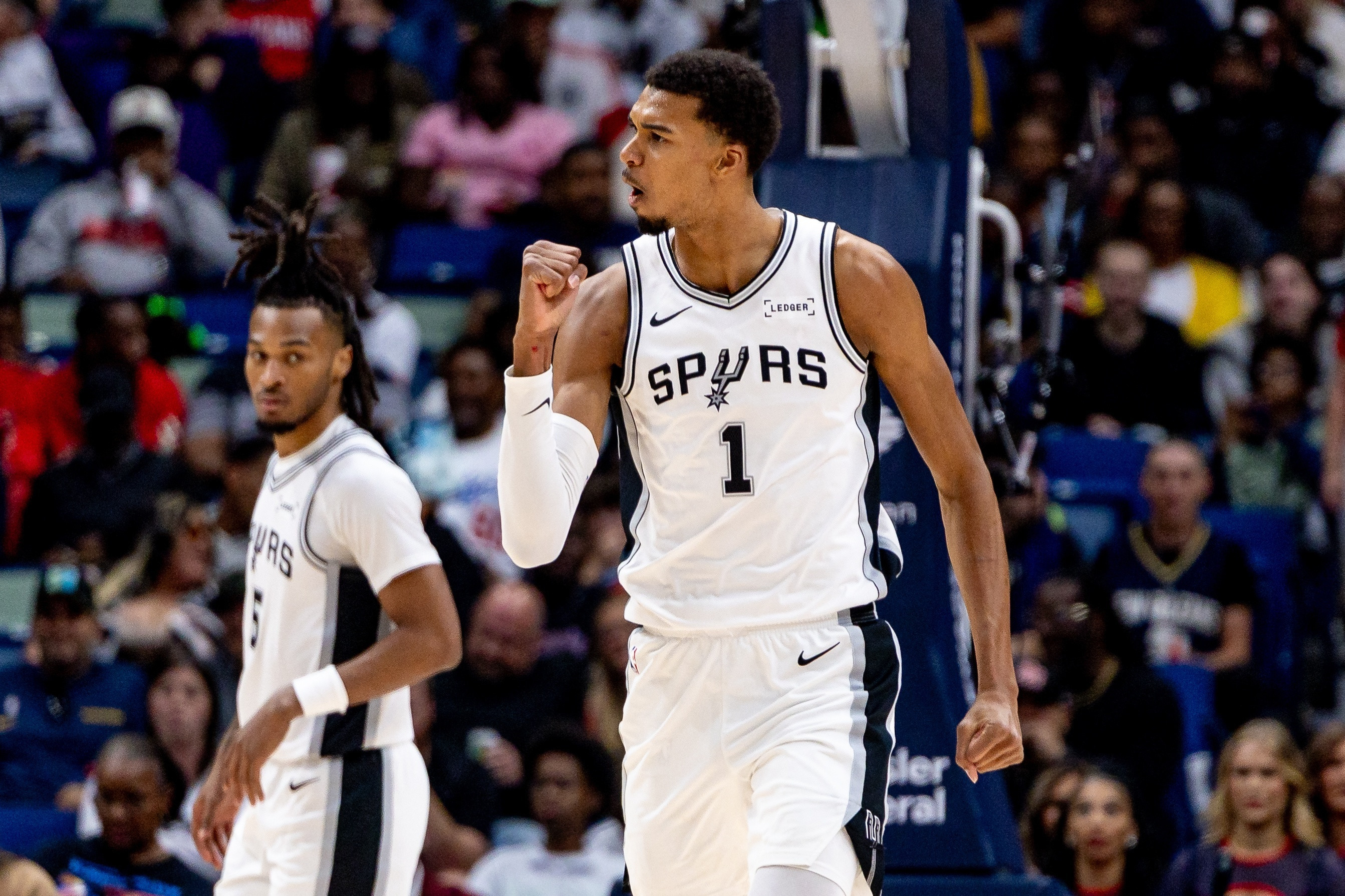 NBA众星惊叹文班亚马进化轨迹：231cm巨兽的电子游戏式操作让联盟颤抖
