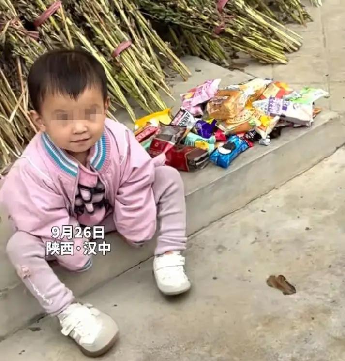 陕西理工的新生拉练时，看到村里有个3岁的小女孩独自坐着，就使劲给她投喂零食，零食