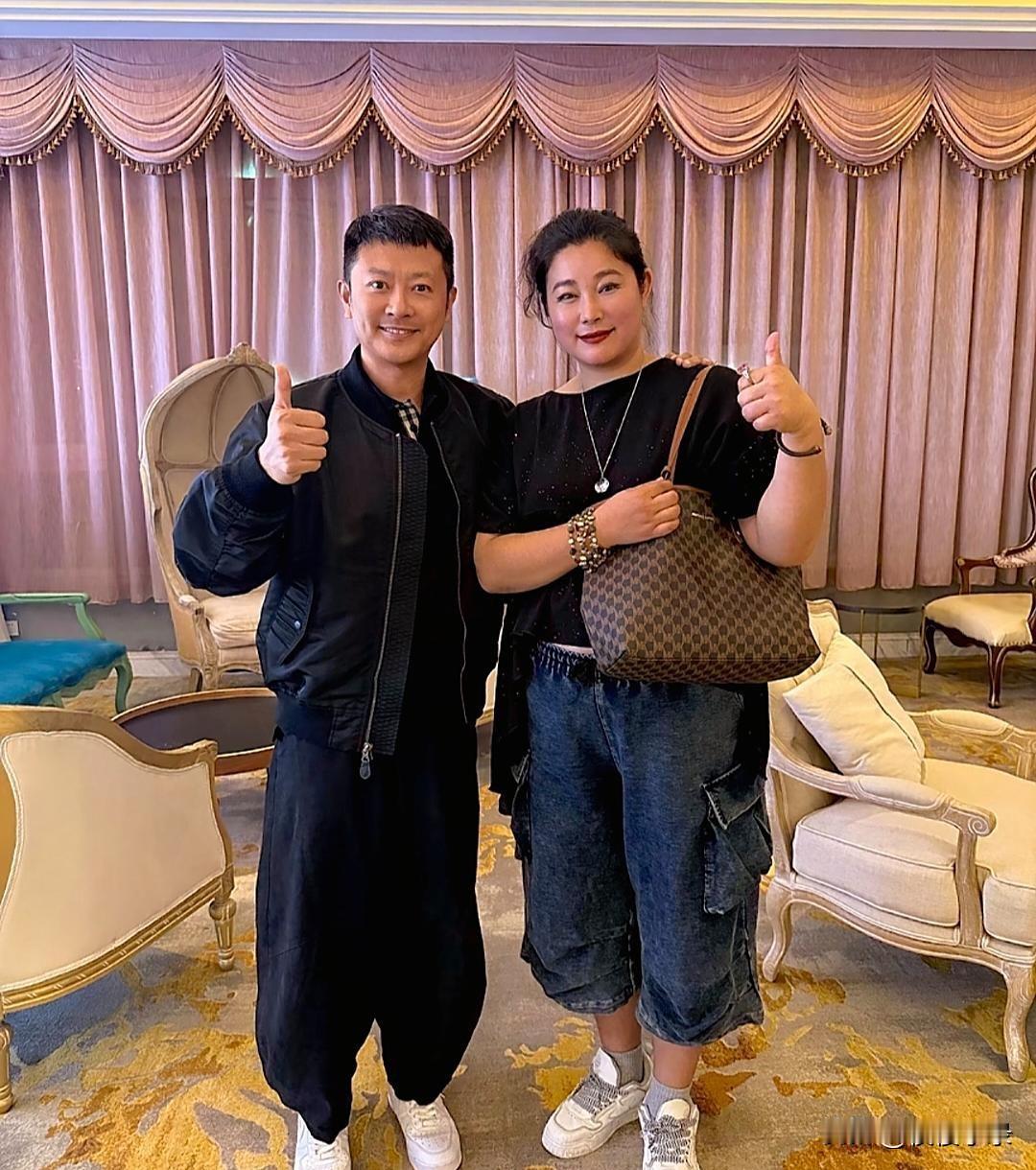 印小天和荧屏情侣于娜时隔20多年再见面，于娜的变化好大，身形臃肿，没有以前漂亮了