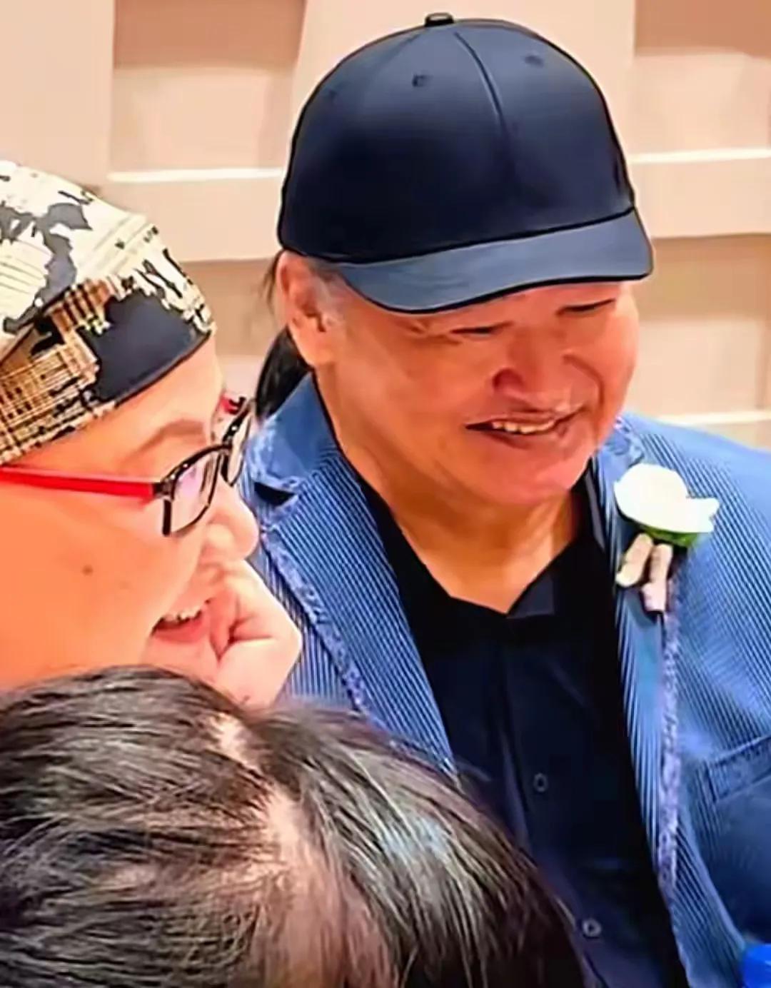 2025年10月，刘欢携妻子到重庆参加女儿的婚礼，荣升岳父的他笑得合不拢嘴。谁也