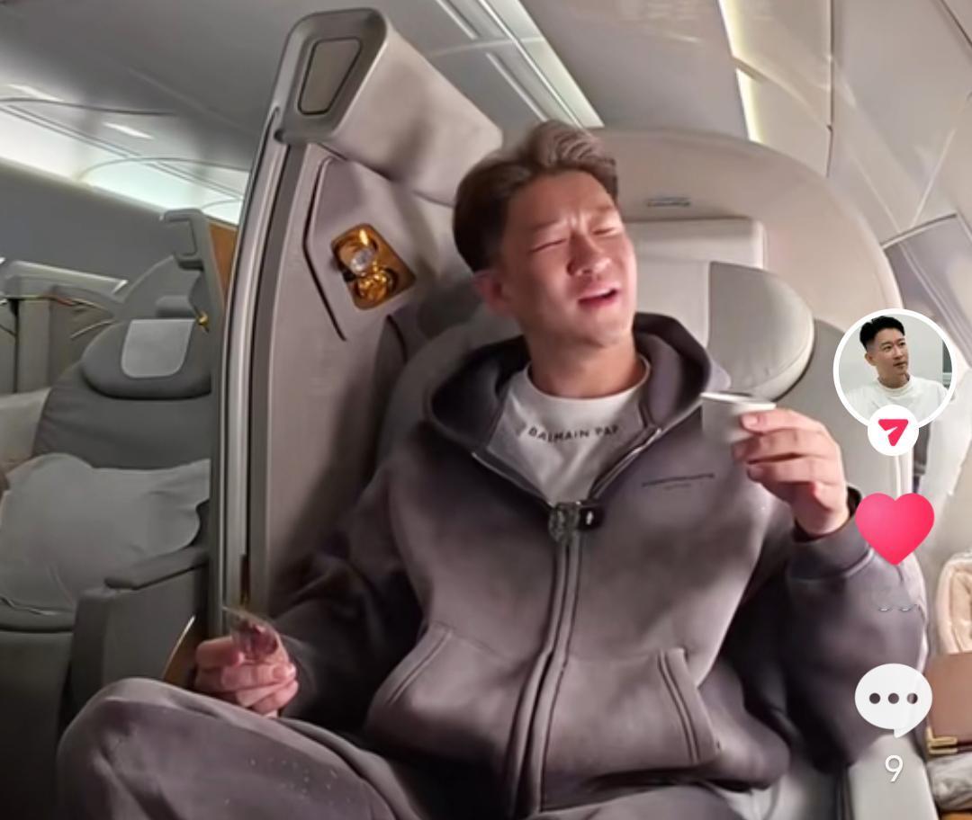 曹云金被拍到搭乘阿联酋航空A380商务舱赴迪拜，头等舱淋浴间、私密酒廊、24小时