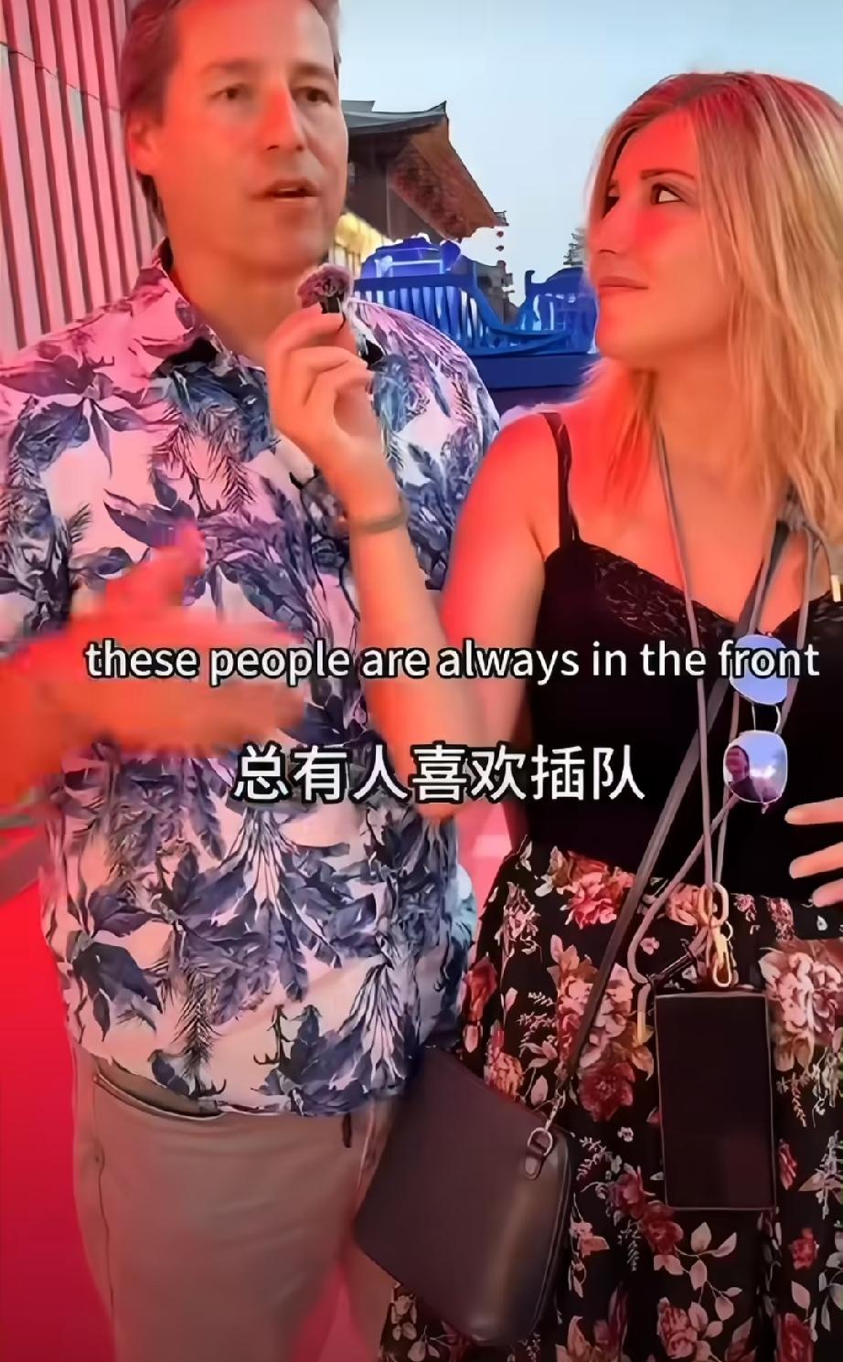 在西安旅游的一对瑞士游客指出了中国人一些他们不能理解的行为习惯：爱插队、抢座、不