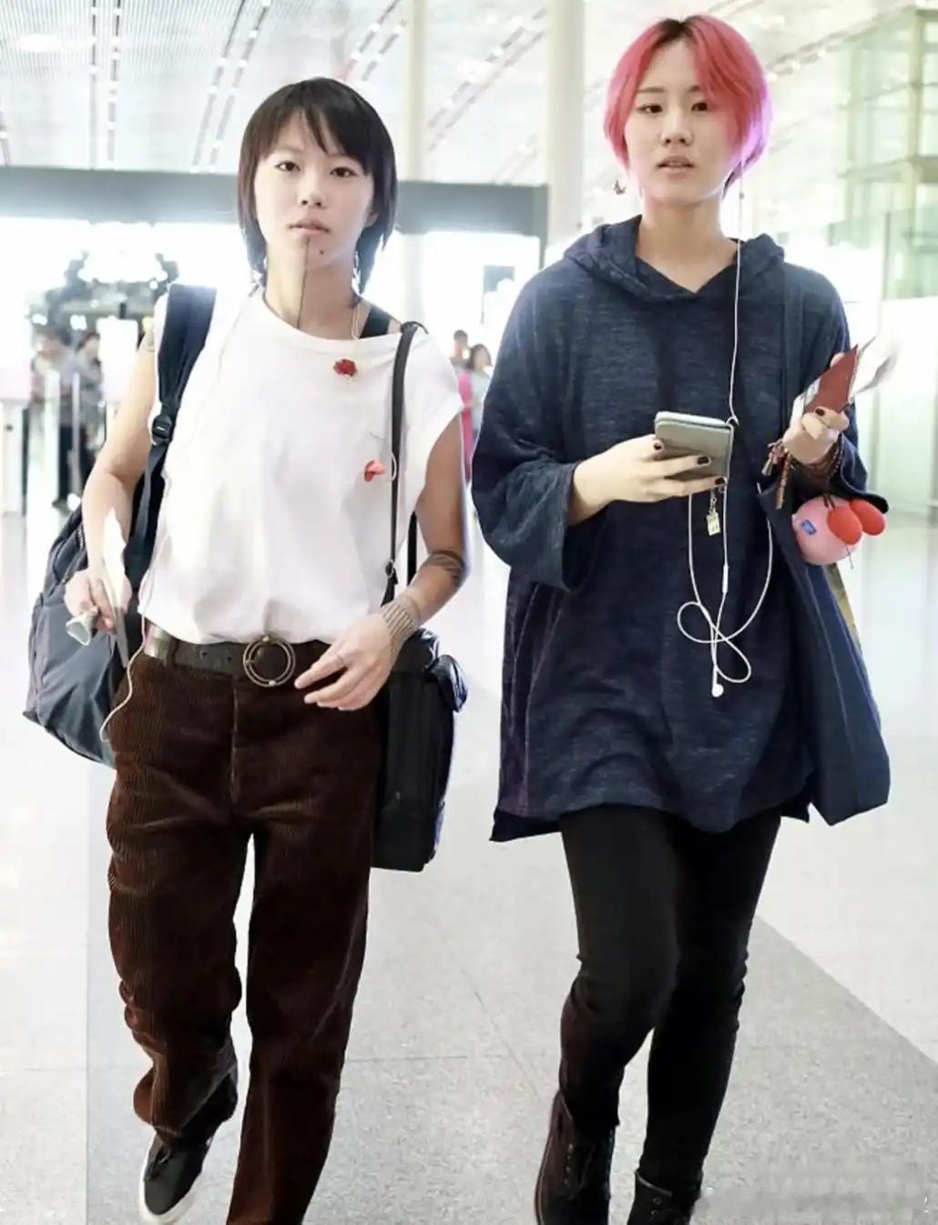 我不觉得窦唯会对这两个女儿（窦靖童、窦佳嫄）不同对待，但这两个女儿呈现出的状态完