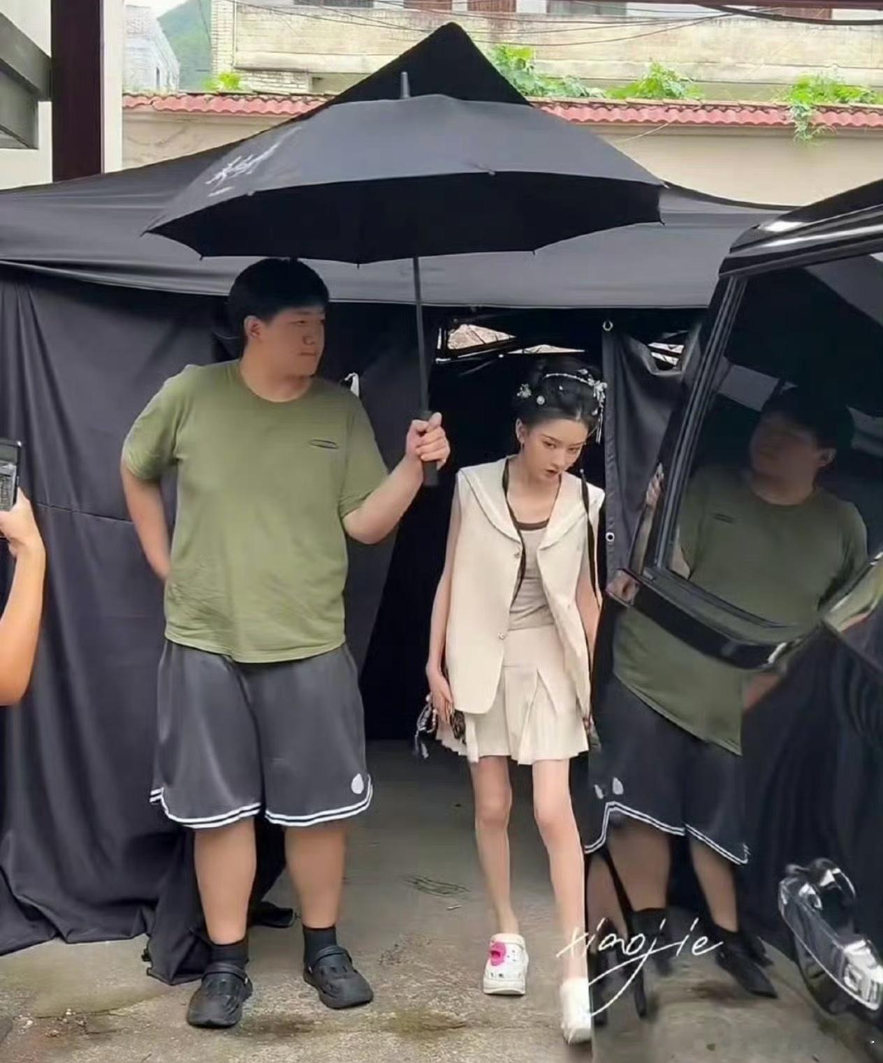宋祖儿怎么瘦成这样了内娱女明星为了瘦都很拼啊[哭哭][哭哭]宋祖儿腿真的跟竹竿一样又