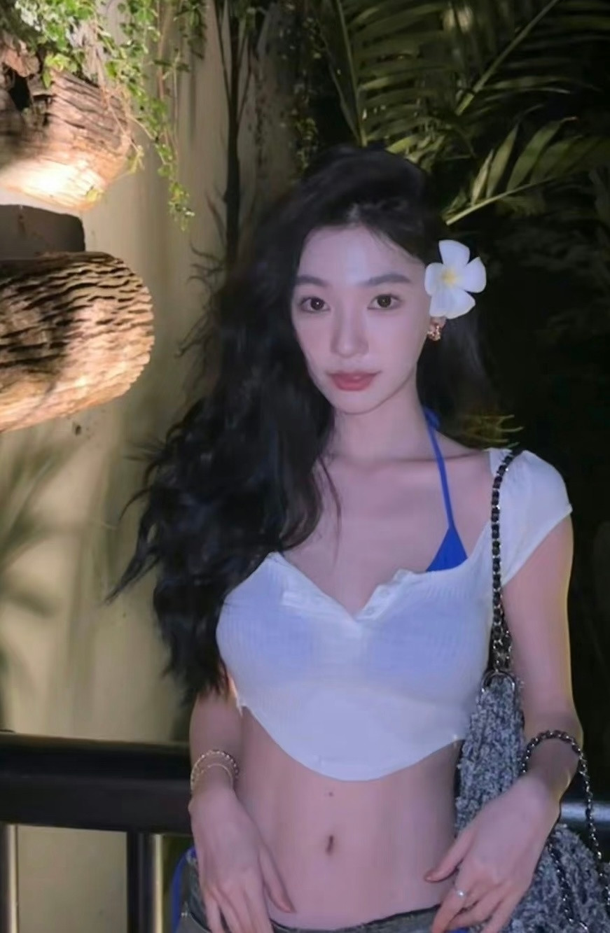 看易梦玲的live图每次都会很震惊，现实中肯定是大美女级别的