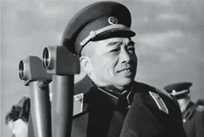 上世纪50年代，许世友请彭德怀吃饭。彭总看着桌上的四菜一汤，说道：老许，你也太抠