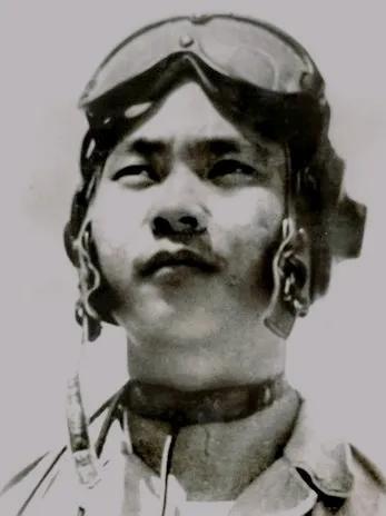 1954年，飞行员保锡明击落一架敌机后，不幸被击中，座舱盖被打掉。为了保住战机，