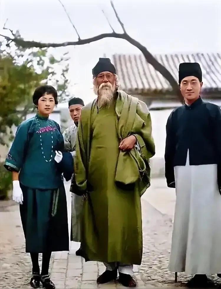 看看徐志摩与林徽因的合影，再看看他与陆小曼的合影，爱与不爱一目了然！林徽因有