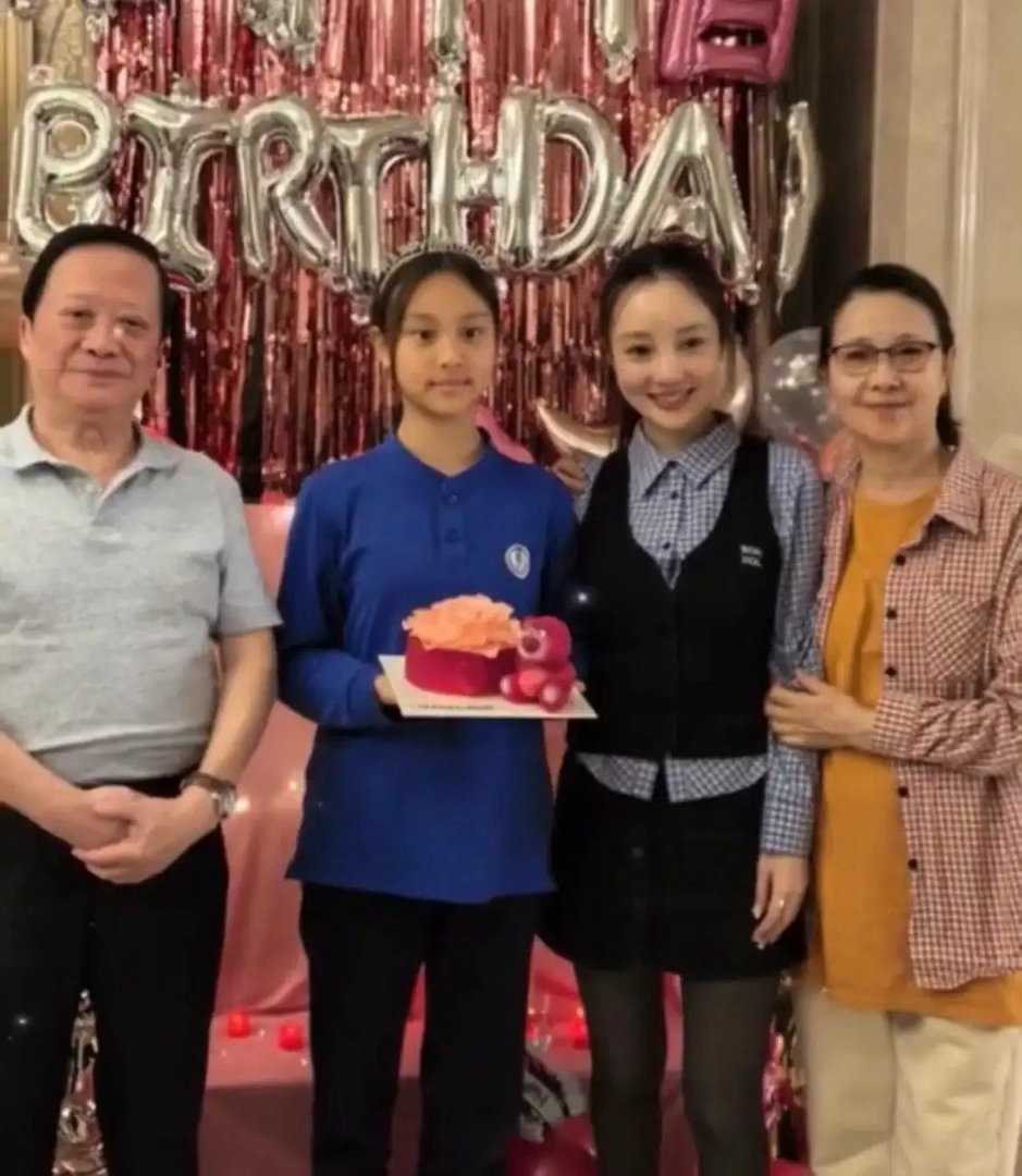 12岁甜馨跟外公外婆庆生，李小璐穿格纹衬衫像姐姐，网友看完忍不住问：这一家子咋都不显老​