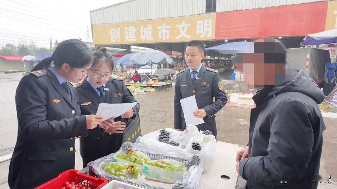 成都邛崃，一大爷在自家小商铺门口卖芒果，才赚了25元多，就被执法人员抽查出所售芒