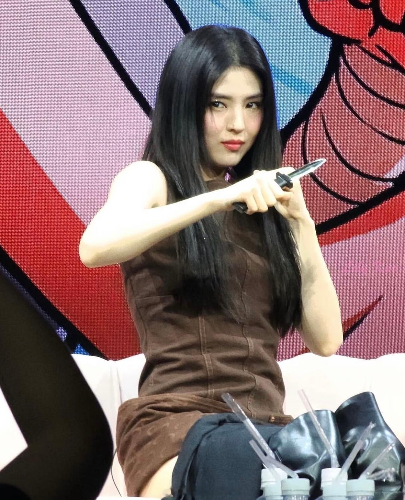 韩素希韩素希的台湾之行看得出长发靠的是假发片最后两张是回韩国机场造型​​​