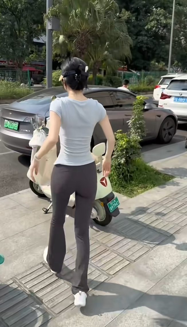 让她不听我的话，现在烫着了吧