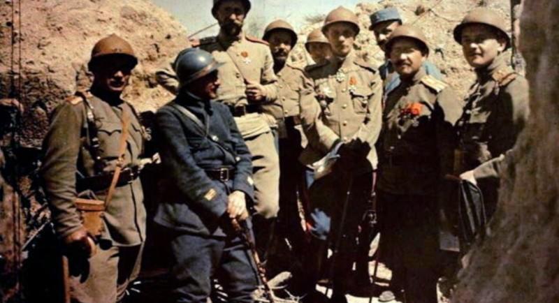 法国人搞出的这顶铁帽子，真不是自家独苗。1915年刚上战场，德军炮弹一炸，脑袋