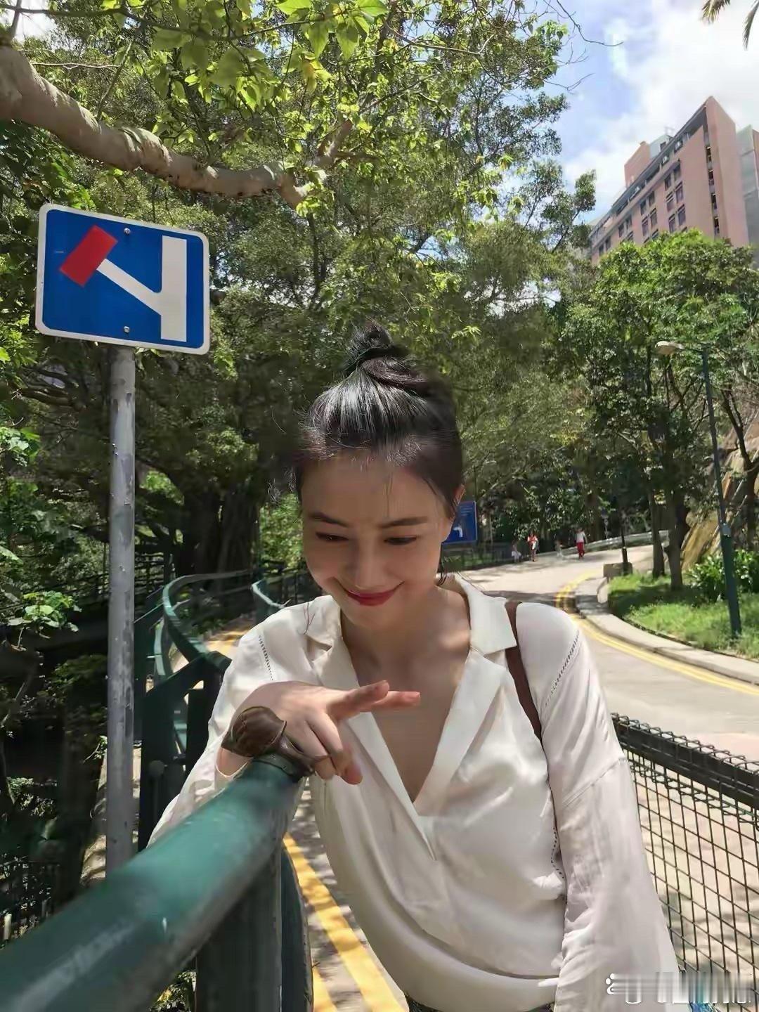 高圆圆年轻时候的颜值太能打，清新灵动，漂亮得让人过目难忘～