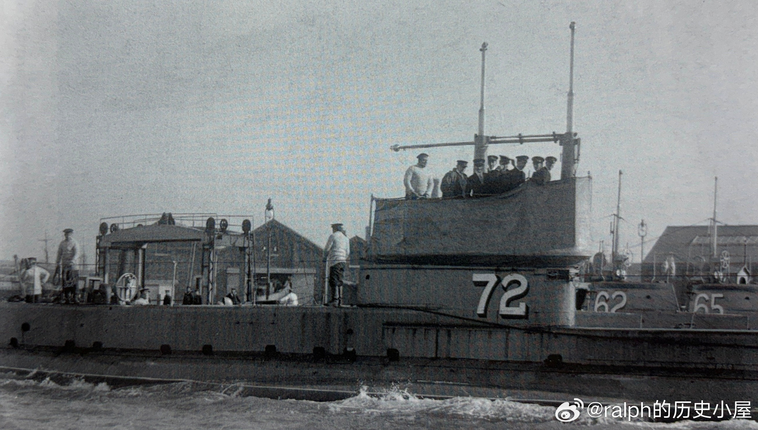 1911年11月6日丘吉尔（右二）在朴茨茅斯港潜艇D-2指挥塔上历史影像​​​