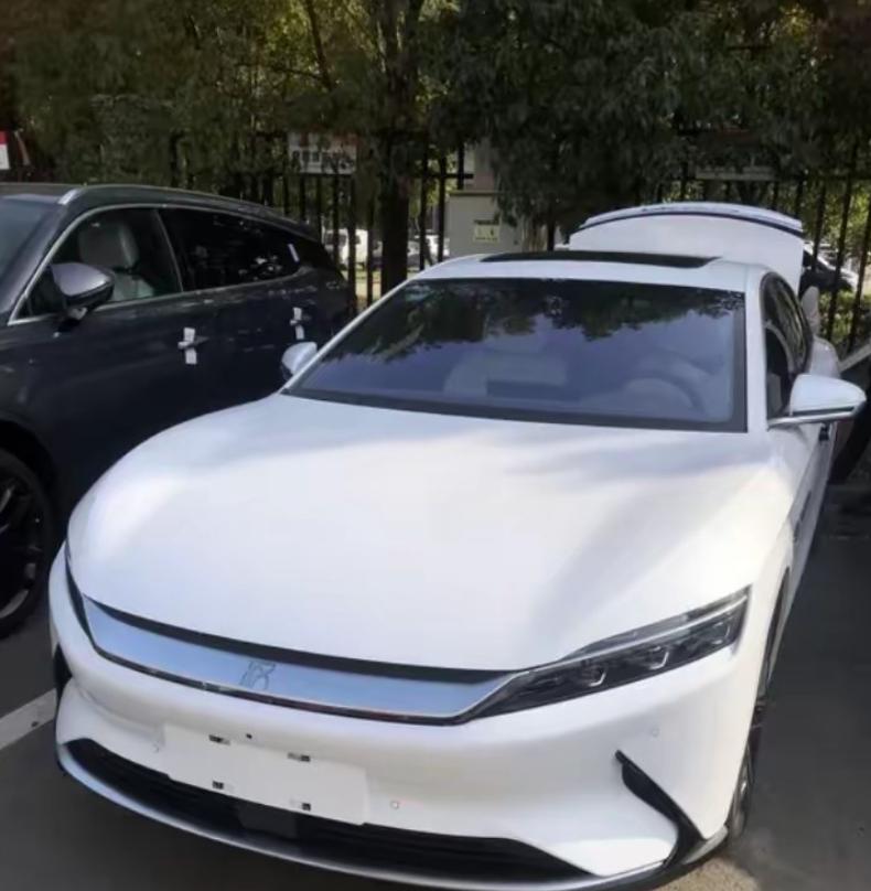 一位车主花27万买的比亚迪，开了六年16万公里，换备胎时突然愣住——车轮