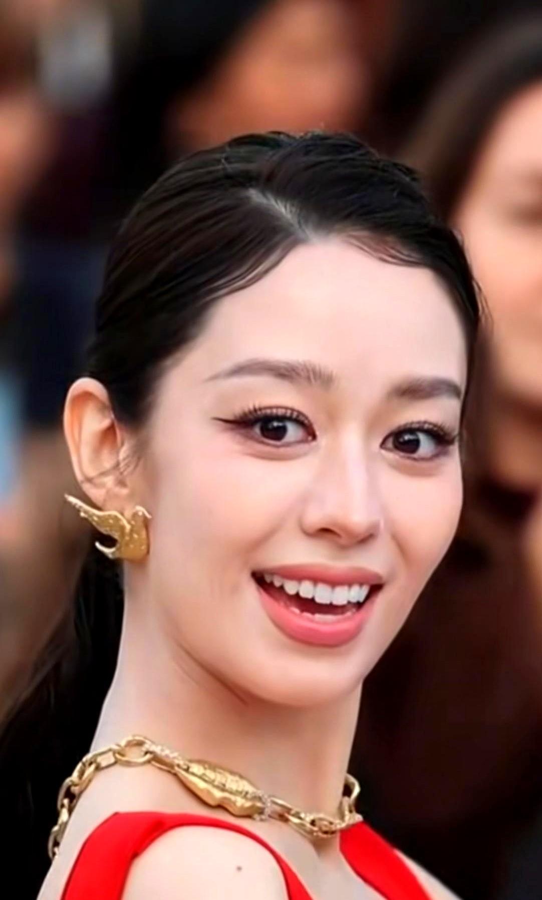 以前总觉得，有钱人就该穿金戴银，浑身大牌。后来才发现，这想法太天真了。看看杨