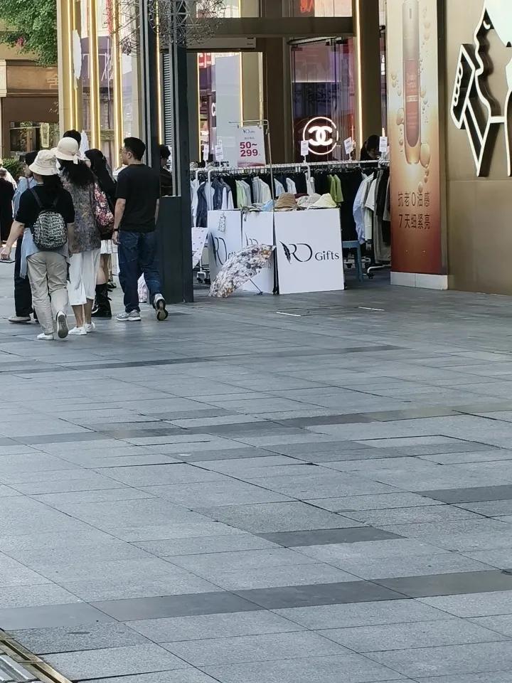 笑不活了！成都街头摆摊衬衫要990，贫穷狠狠限制了我的想象😂谁懂啊家人们