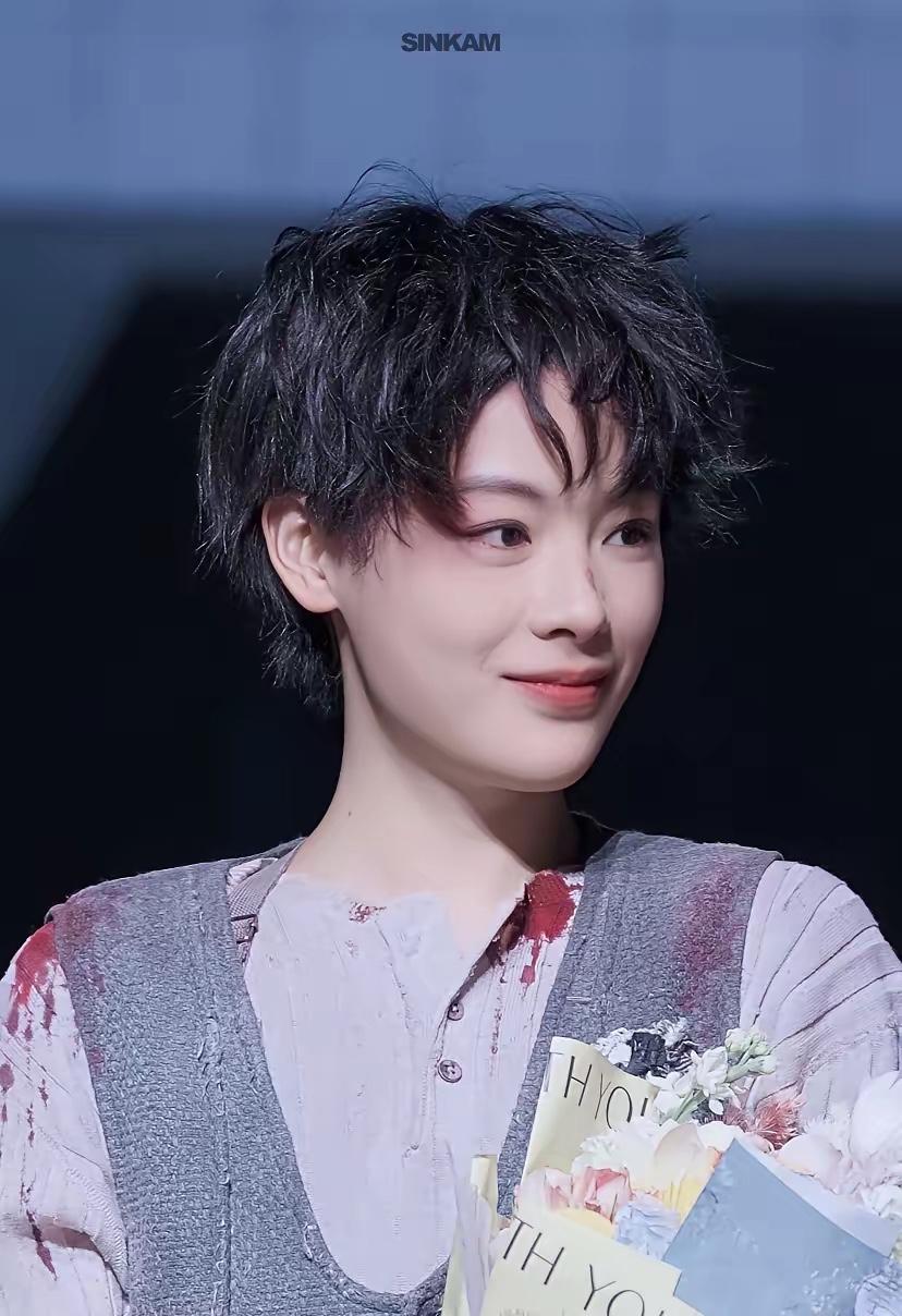 陈丽君这步棋，迈得真够狠。​3月21号郑州大剧院，很多人是揣着“看热闹”甚至是