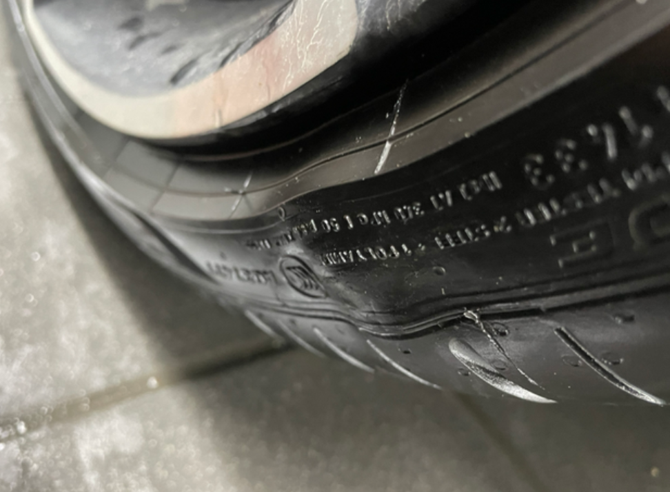 奥迪A4L45，家人们这怎么办啊！还能正常使用吗？35的轮胎真心脆弱