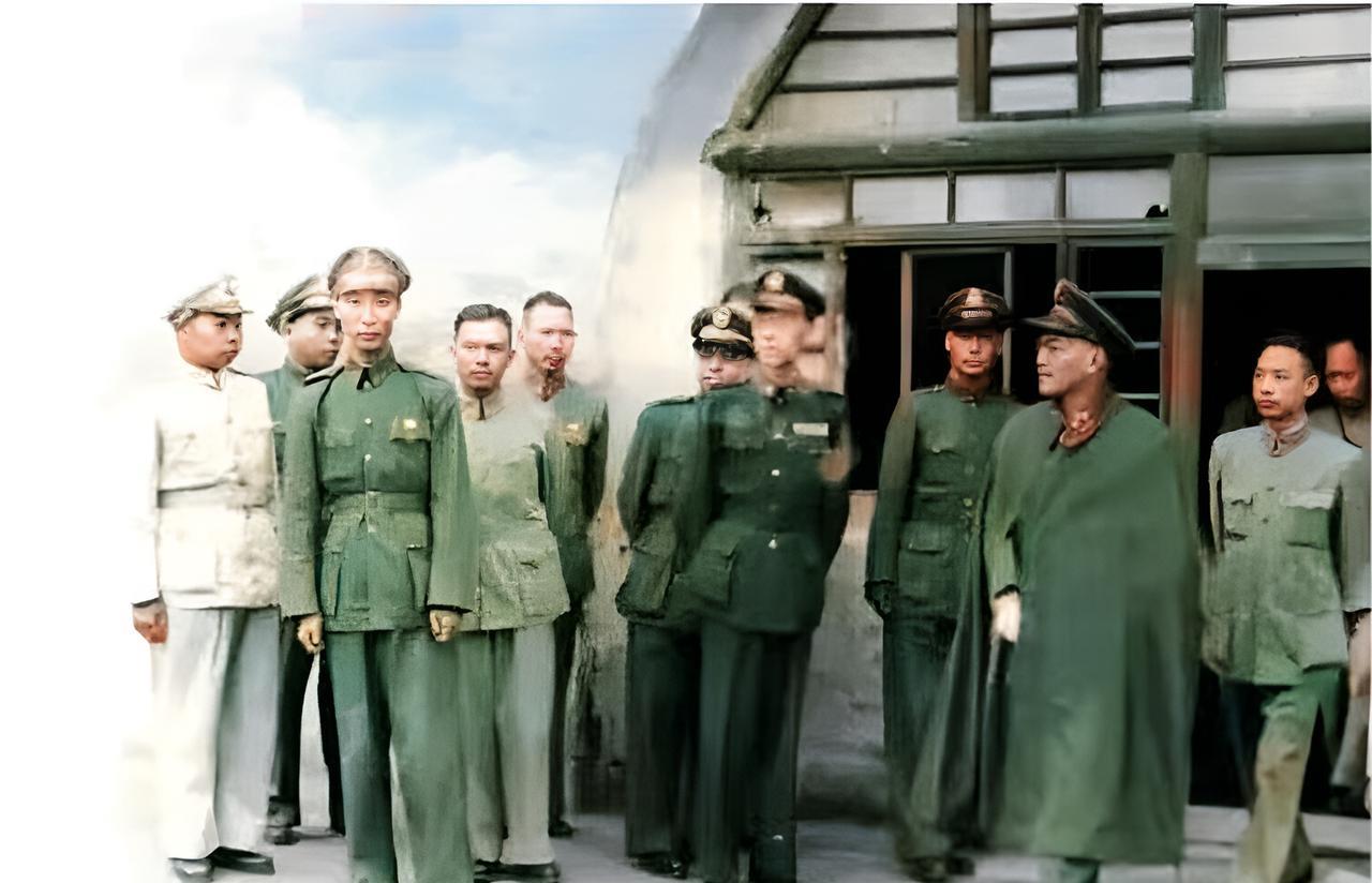 这是1947年8月7日蒋中正从延安的窑洞中走出来。蒋中正期盼这一天已经十几年了。
