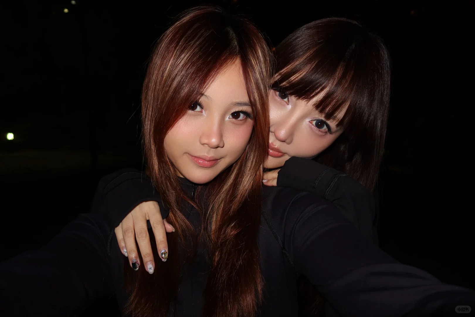 李小璐社交平台分享照片并配文：“她比我高了，比我结实了，今天笑我矮。但是我心里还