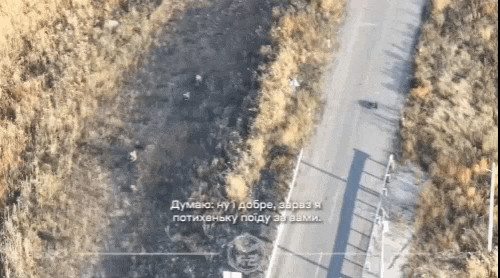 1辆乌军操控小车尾随3名俄军士兵进入桥洞，然后引爆，造成1名俄军士兵当场壮烈，1