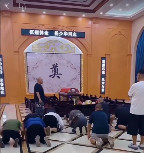 杨少华的灵堂前后变化真大啊！杨议四兄弟祭拜的时候，灵堂除了棺木和照片啥都没有