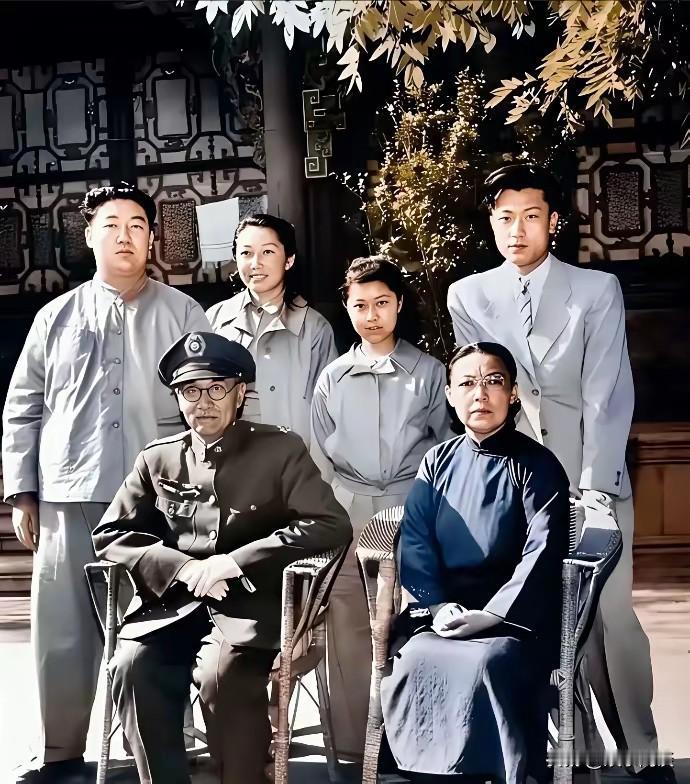 母亲容貌出众，基因格外强大，几个孩子个个都长得像妈妈！这是哪一家人？看着十分眼