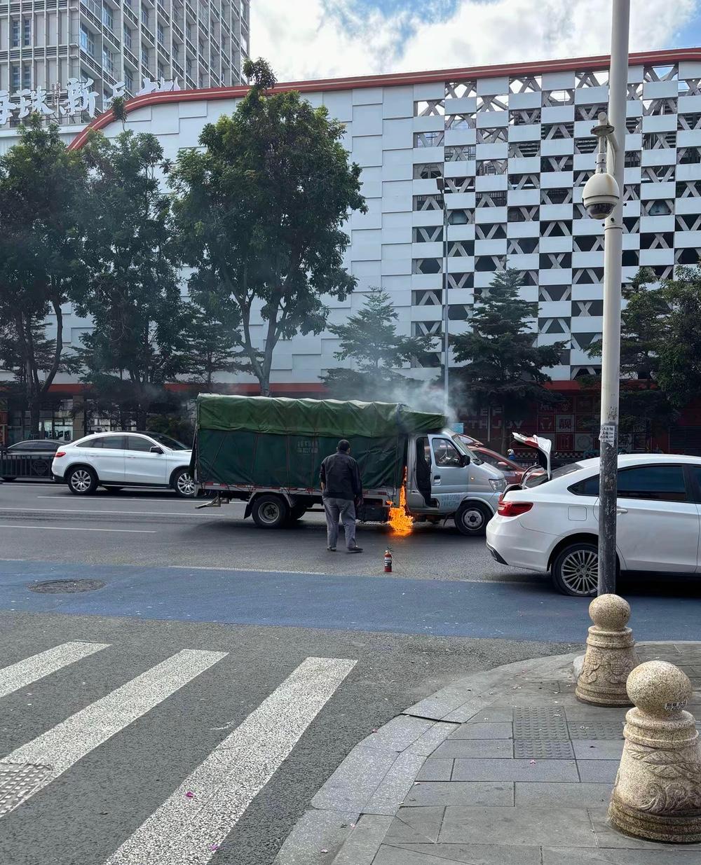 广州乐峰广场对面五一新村门口发生火烧连营事件。12月1日下午，火势从货车首先