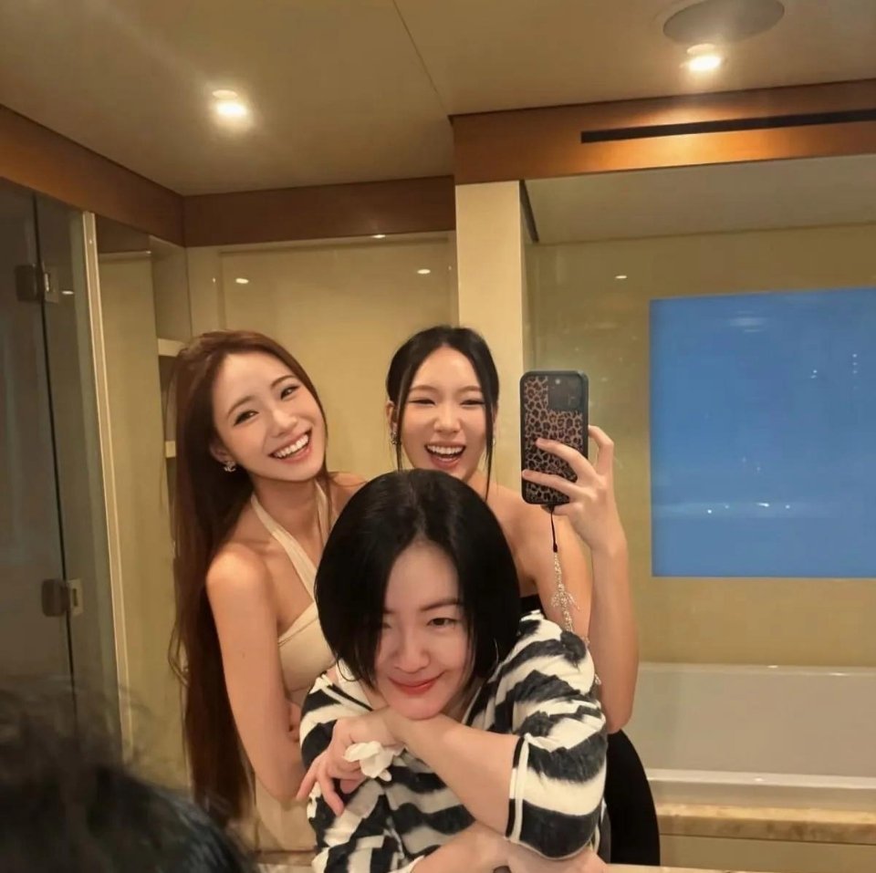 小S久违晒全家福，两女儿美若天仙，女团氛围拉满，遗传父母好基因