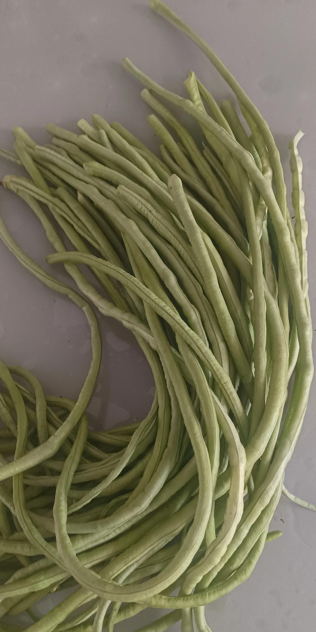 大家看看图1是我老爸自己种的豆角颜色发白胖胖的没打药就是自然生长怎么吃
