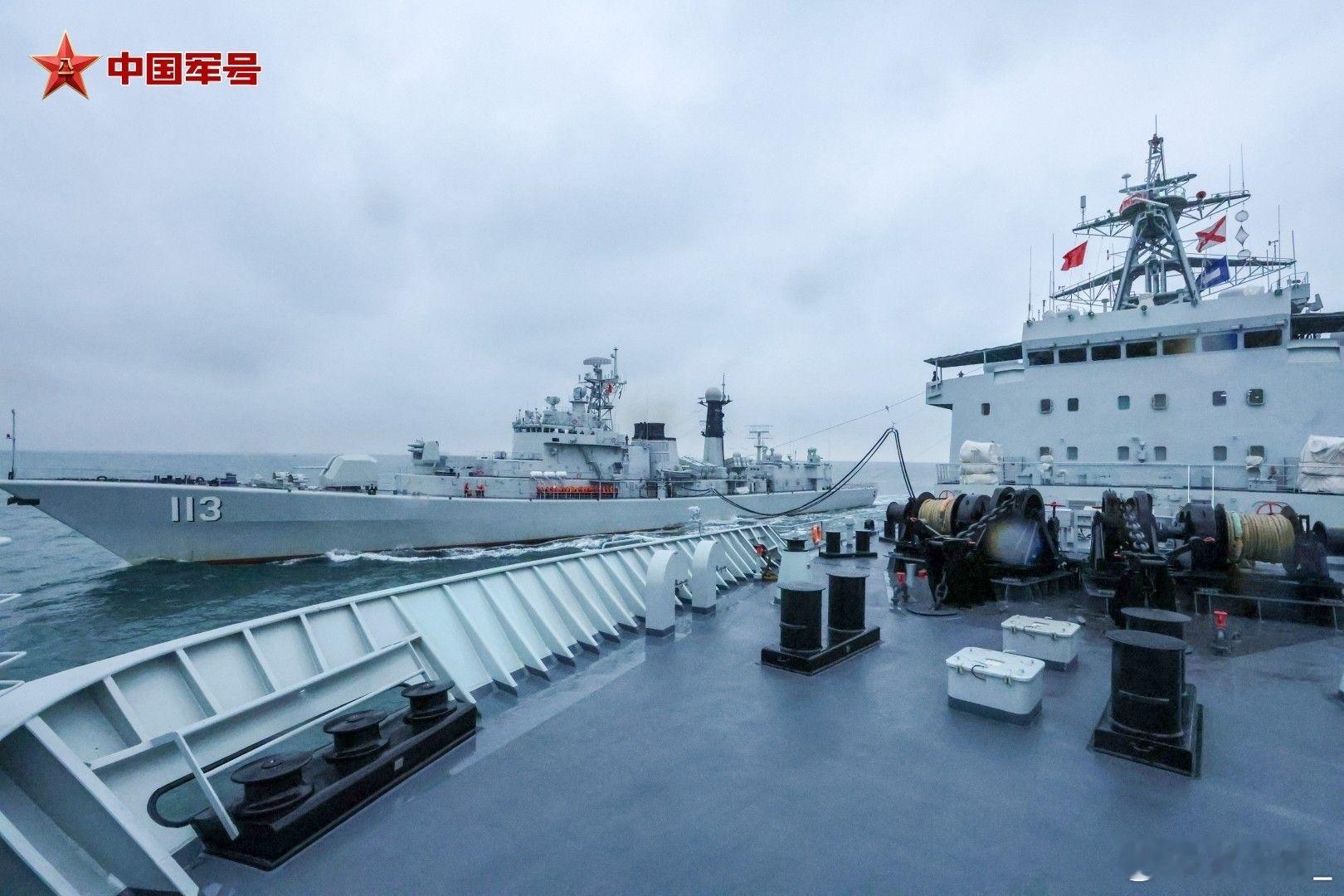 113青岛舰出海进行航行补给训练：052没有区域防空，在驱支里不合适，但舰龄已高