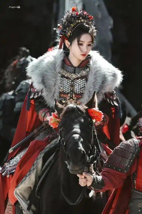 狗仔刘大锤爆料，张凌赫和田曦薇的经纪人关系不和，两人气场犯冲、积怨已久，这也导致