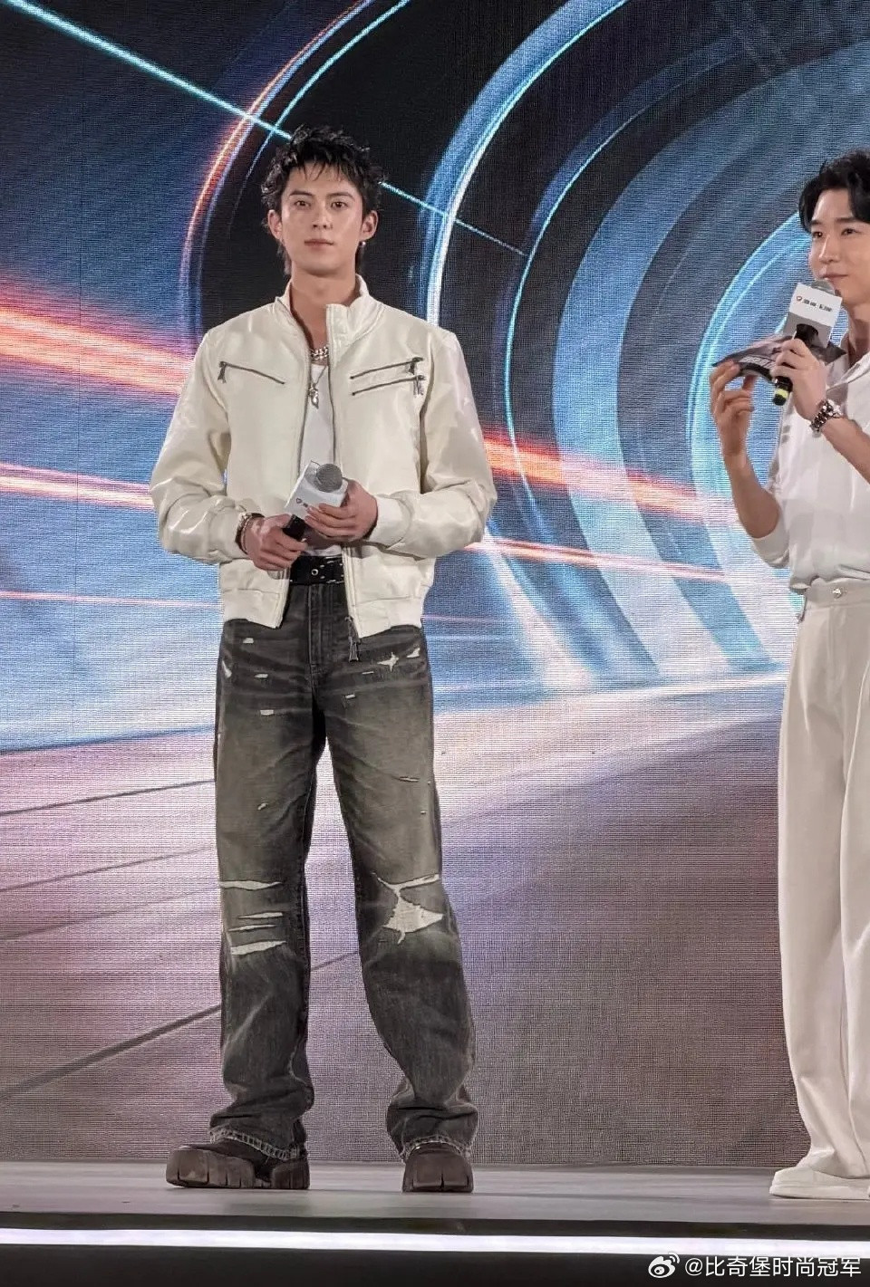 虽然造型有点雷，但是王鹤棣的比例还是很不错的