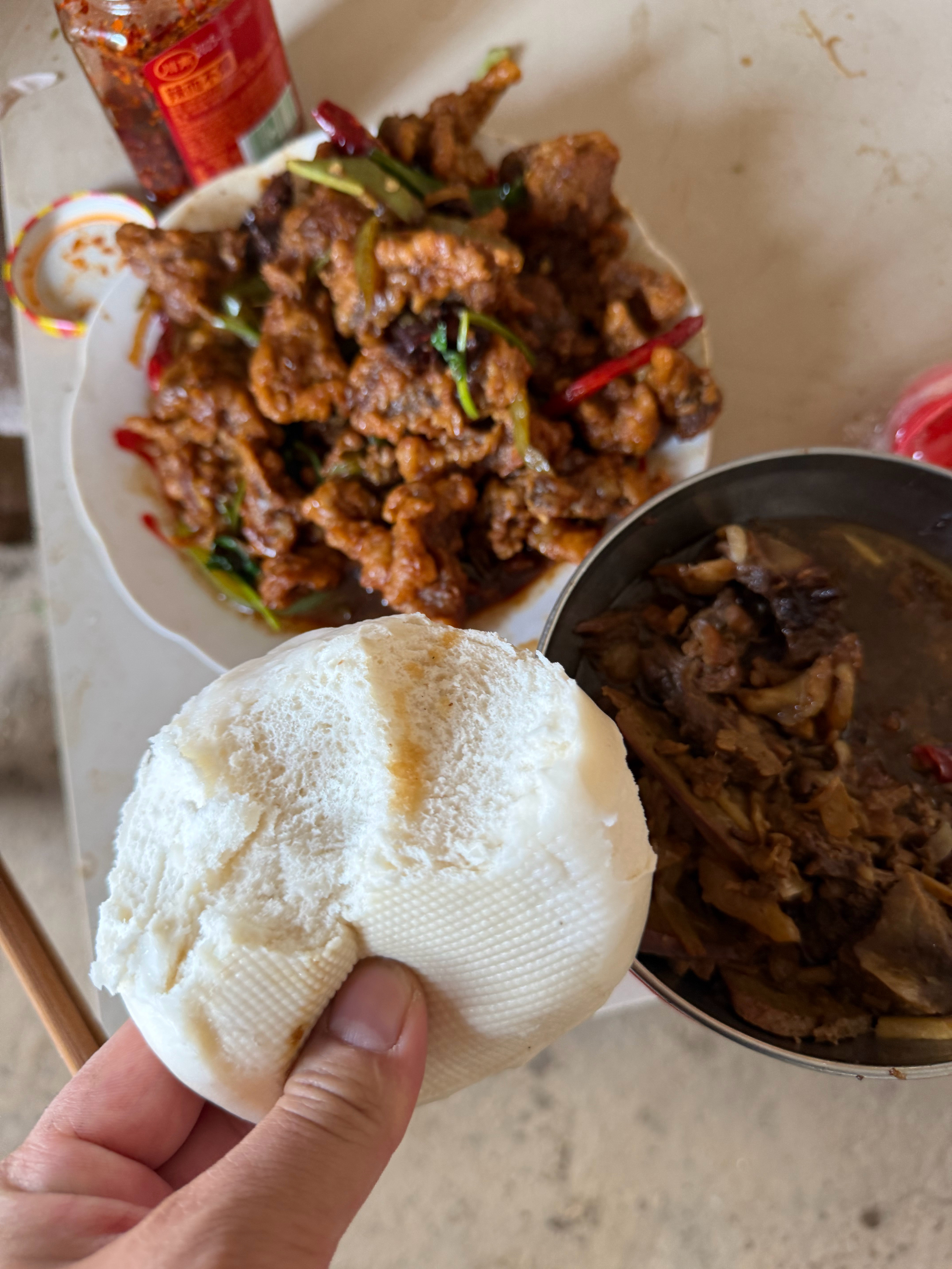 坐标河南商丘，实不相瞒，早餐就是吃馒头加炒菜，一天三顿馒头，偶尔中午吃面条