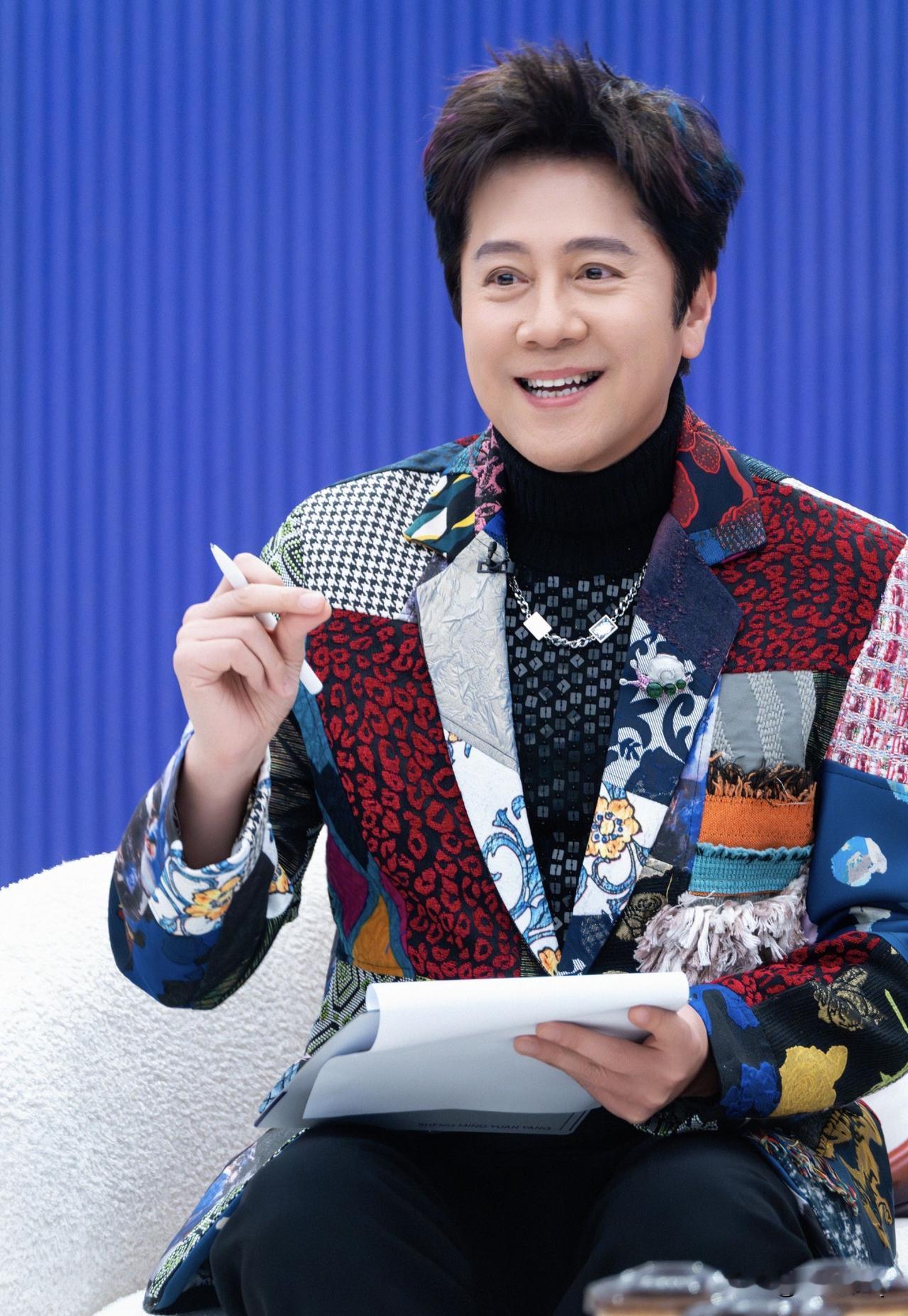 蔡国庆越老越俏，这到底用了多少破布料才拼接做成这件花外套～