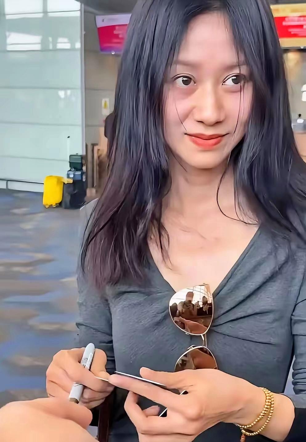 倪虹洁的故事看得人心里发酸。这姐姐46岁了才活明白，女人这辈子最该伺候好的就是自