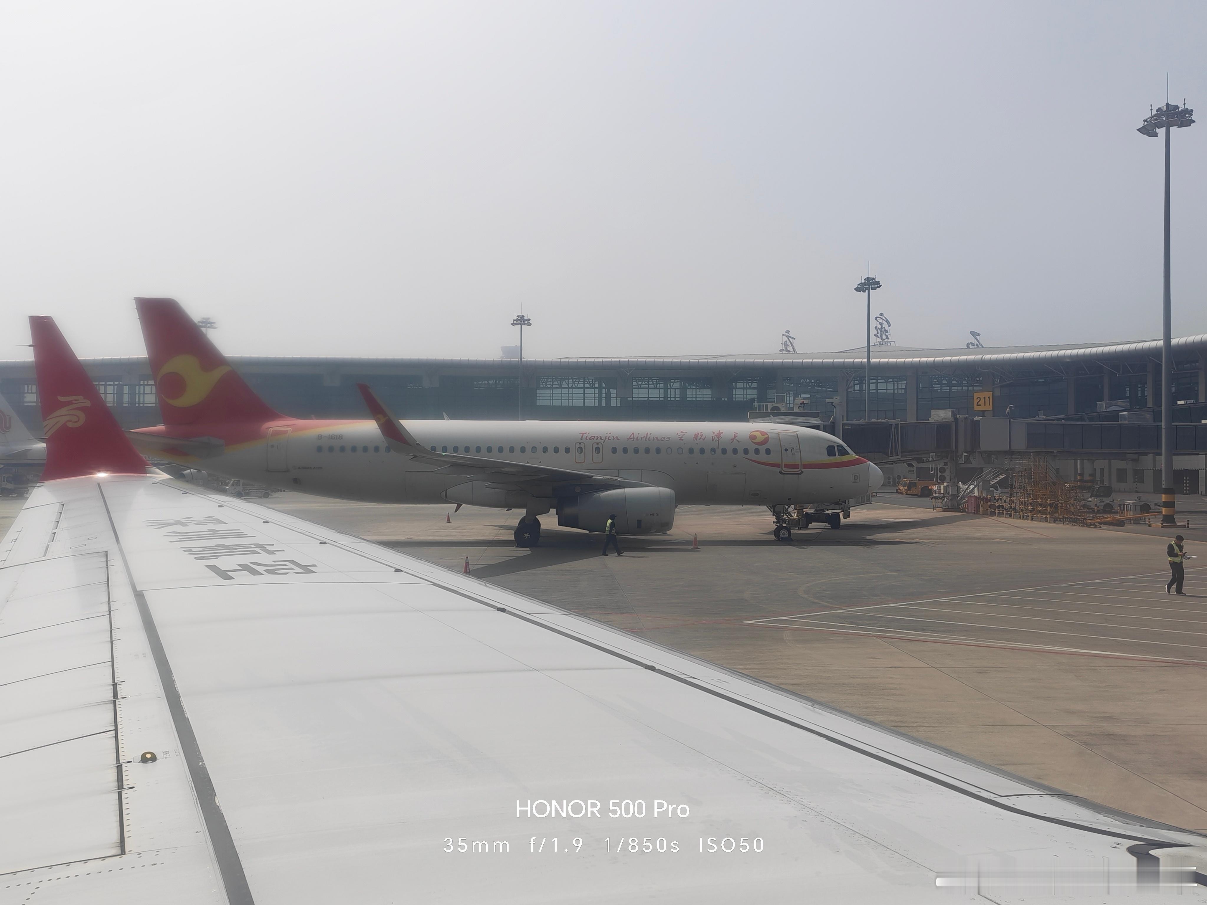 超长机位，这是一定的飞机最顶流的座位了，我1.7m的个子都不好意思坐这个位置，感