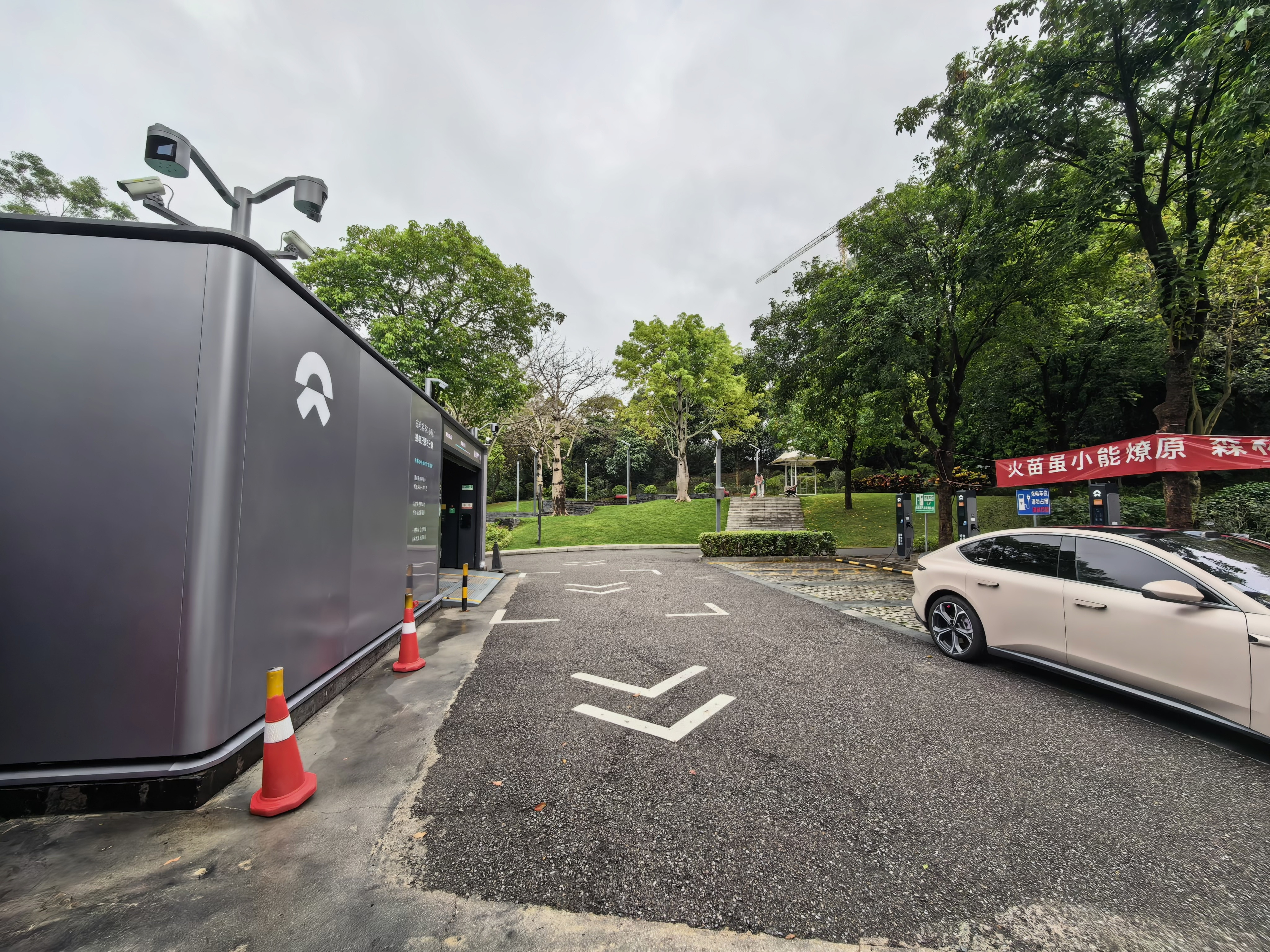 这个换电站环境真不错，而且只允许新能源车进入。