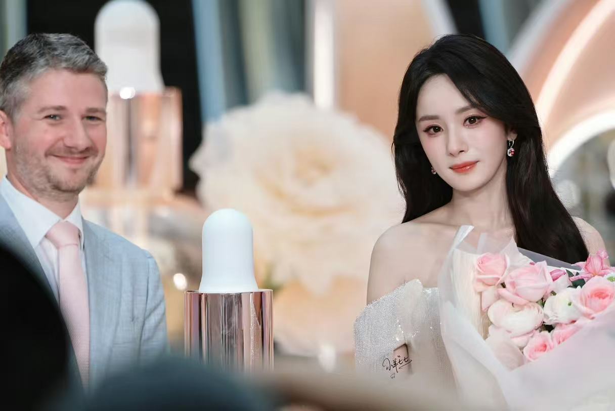 杨幂路人拍的生图直出路人拍的杨幂生图直出哇趣！生图直出啊！杨幂美貌太权威了！！！