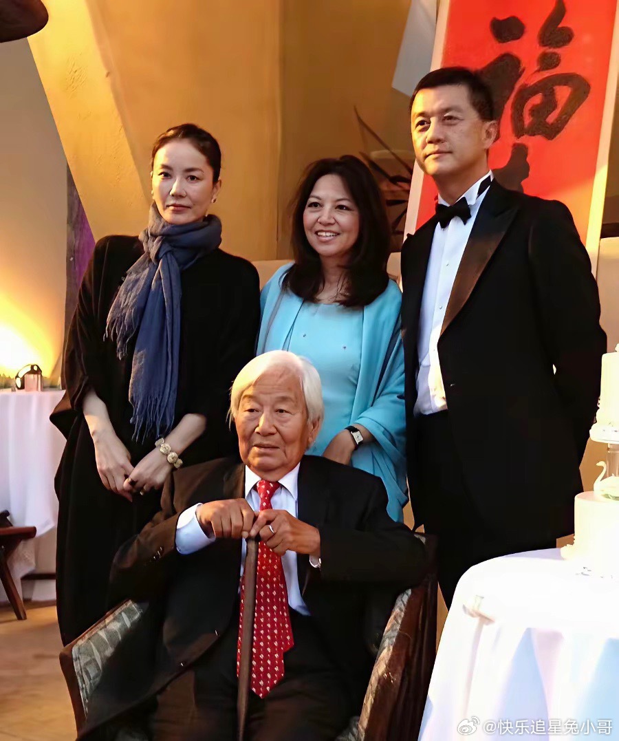 这是10多年前王菲和李亚鹏去看望李亚鹏姥爷时留下的一张珍贵合影，王菲脸蛋精致，身