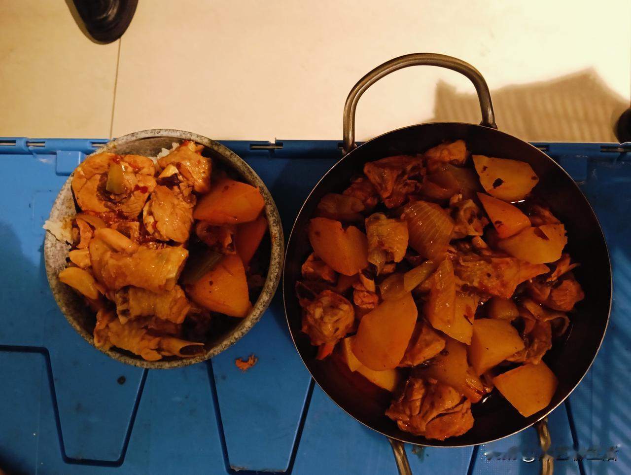 中午在店里吃的是红烧大盘鸡，这是我最后一天在这个店里吃饭了。等待晚上9点半下