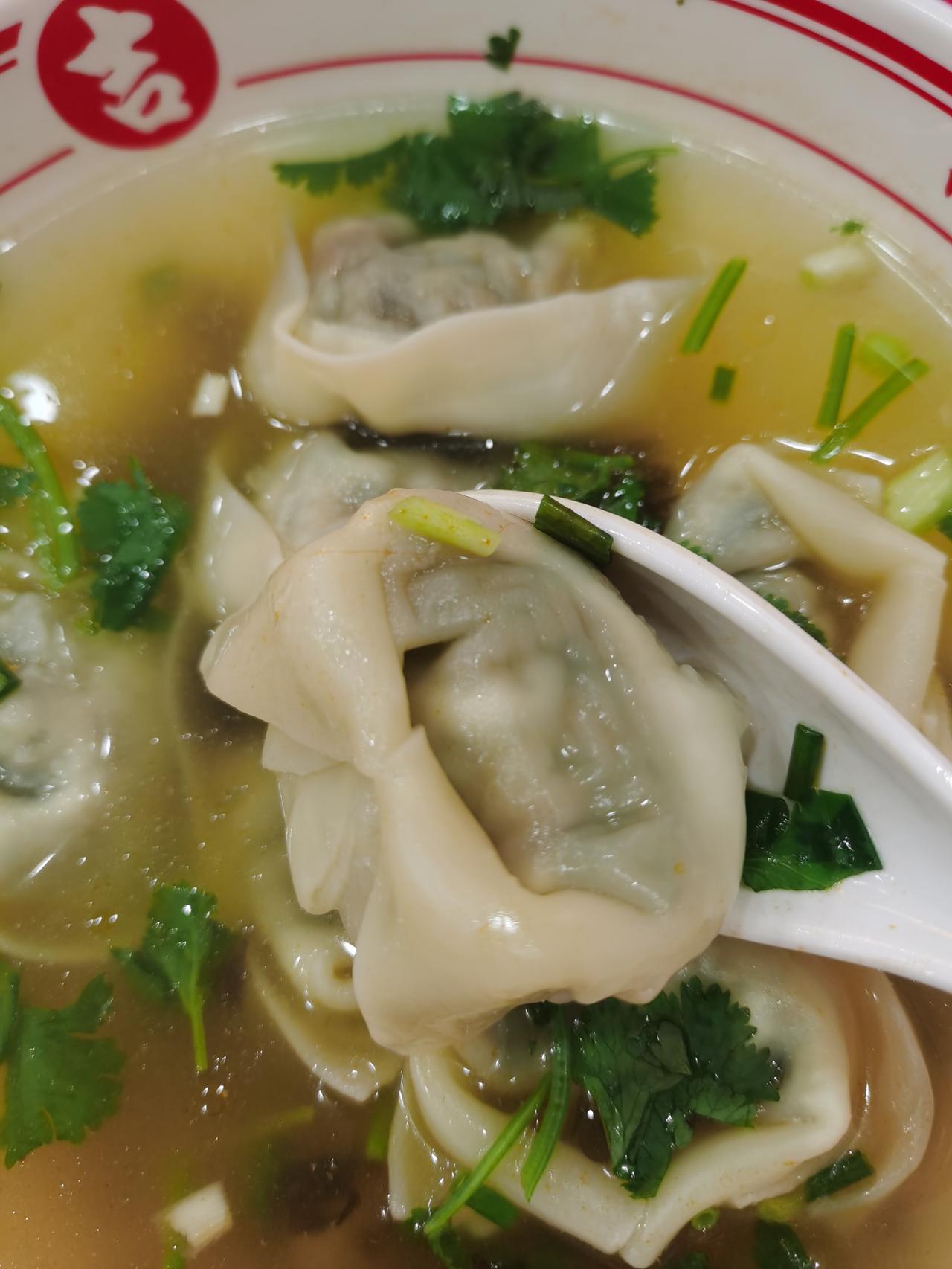 请问大家一个问题，如果你在店里吃饭，发现面或者饺子混饨没有煮熟，你会让店家重新给