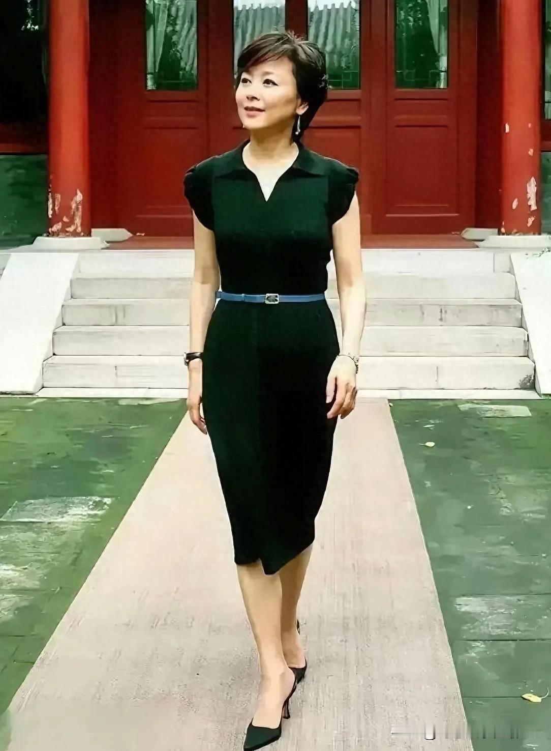一晃眼，照片中的这一位老演员都有60多岁了，她气质还这么好，看起来特别有女人味，